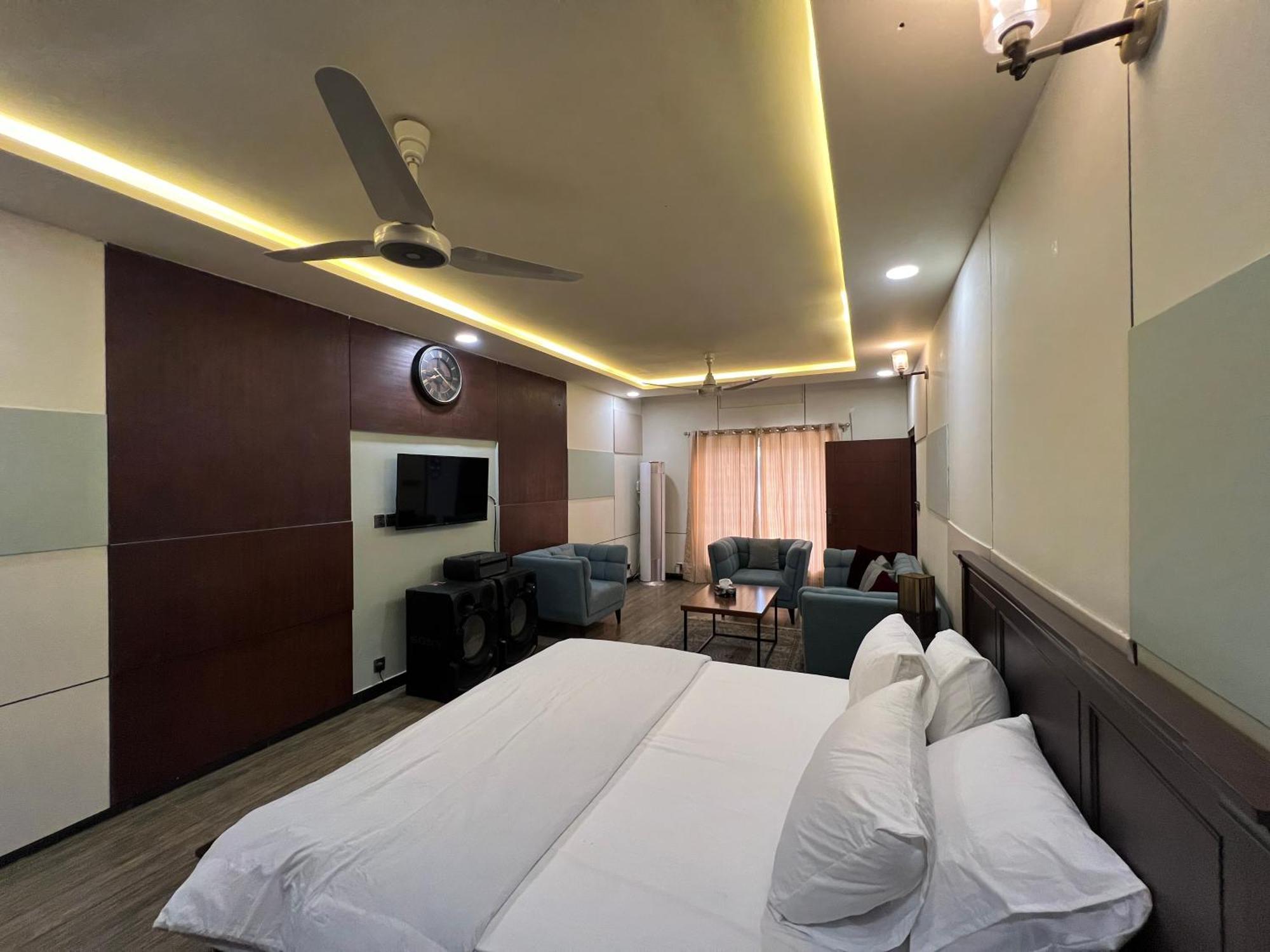 Deluxe King Room In Silverscape Residence Rawalpindi Eksteriør billede